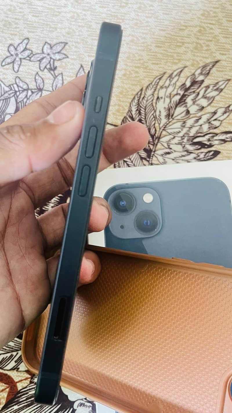 Apple iPhone 13 8