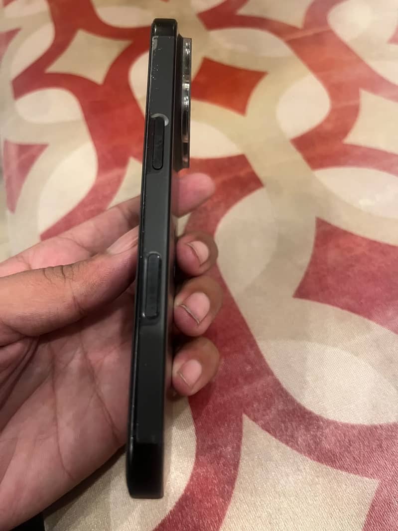 Apple iPhone 16 Pro 1