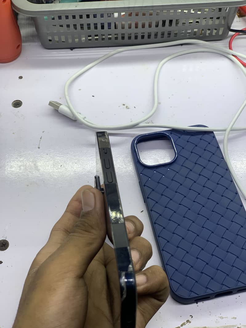 Apple iPhone 14 JV 3