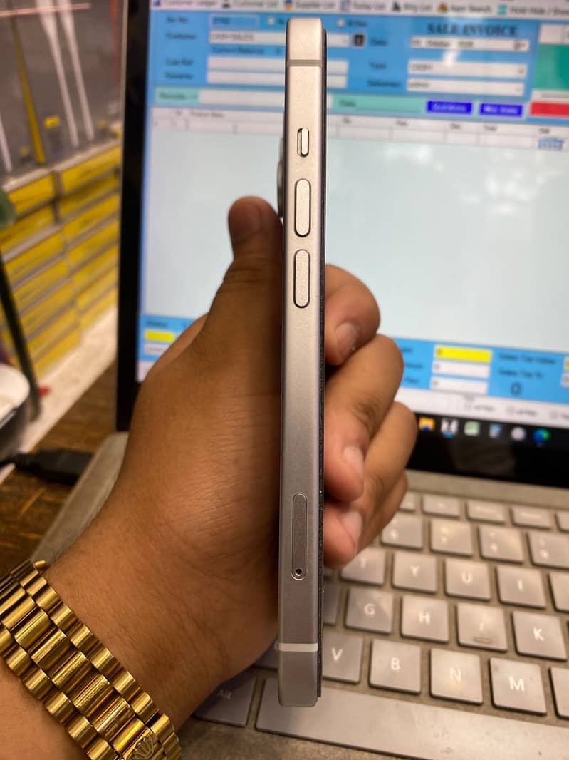 Apple iPhone 15 4