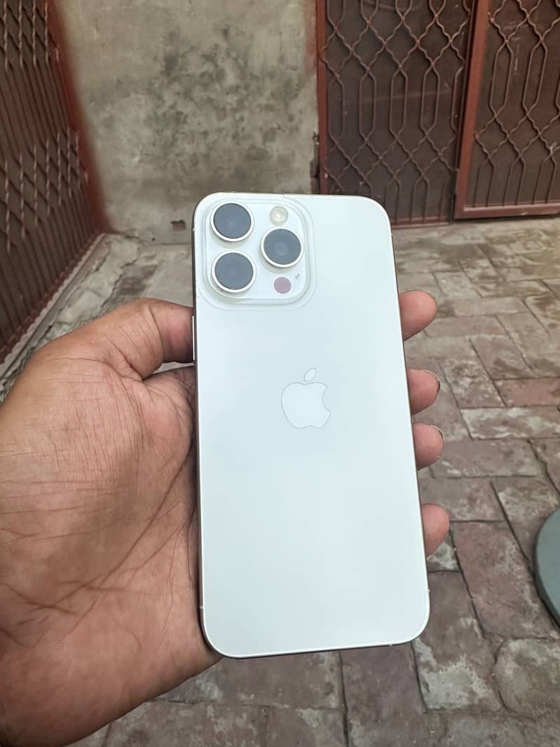 Apple iPhone 15 Pro Max 3