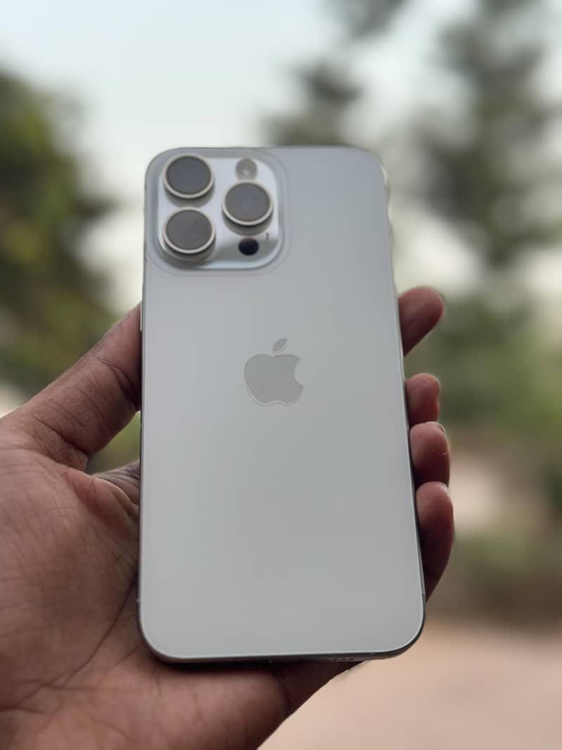 Apple iPhone 15 Pro Max 4