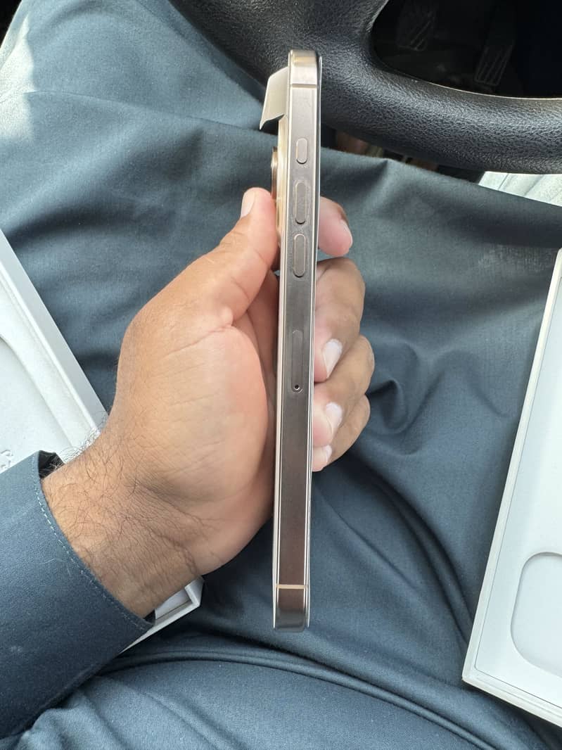 Apple iPhone 16 Pro Max 7