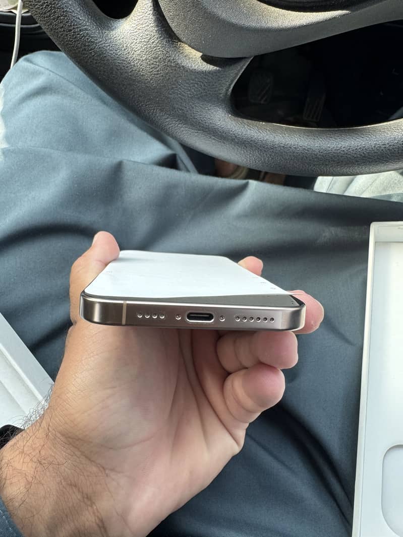 Apple iPhone 16 Pro Max 8