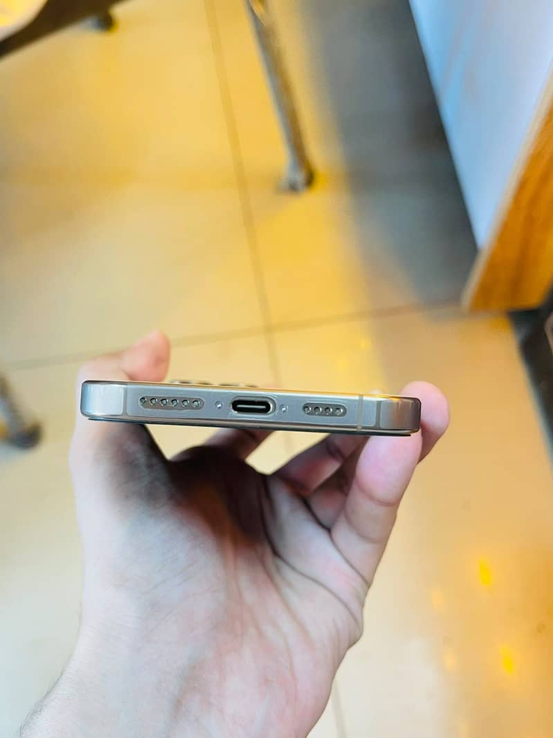 Apple iPhone 16 Pro Max 2