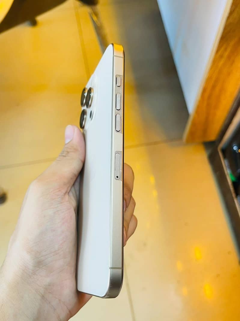 Apple iPhone 16 Pro Max 4