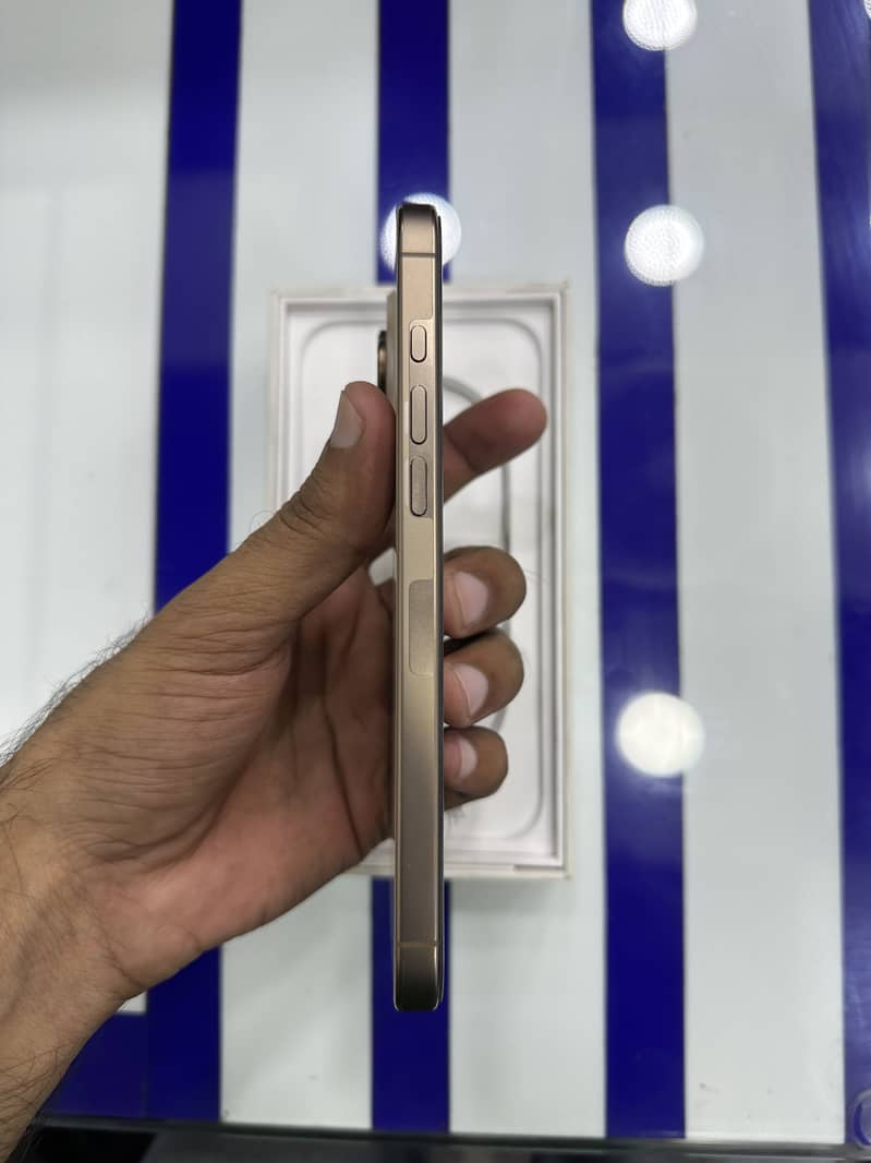 Apple iPhone 16 Pro Max 1