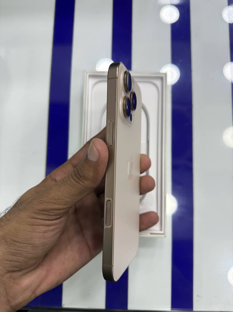 Apple iPhone 16 Pro Max 2