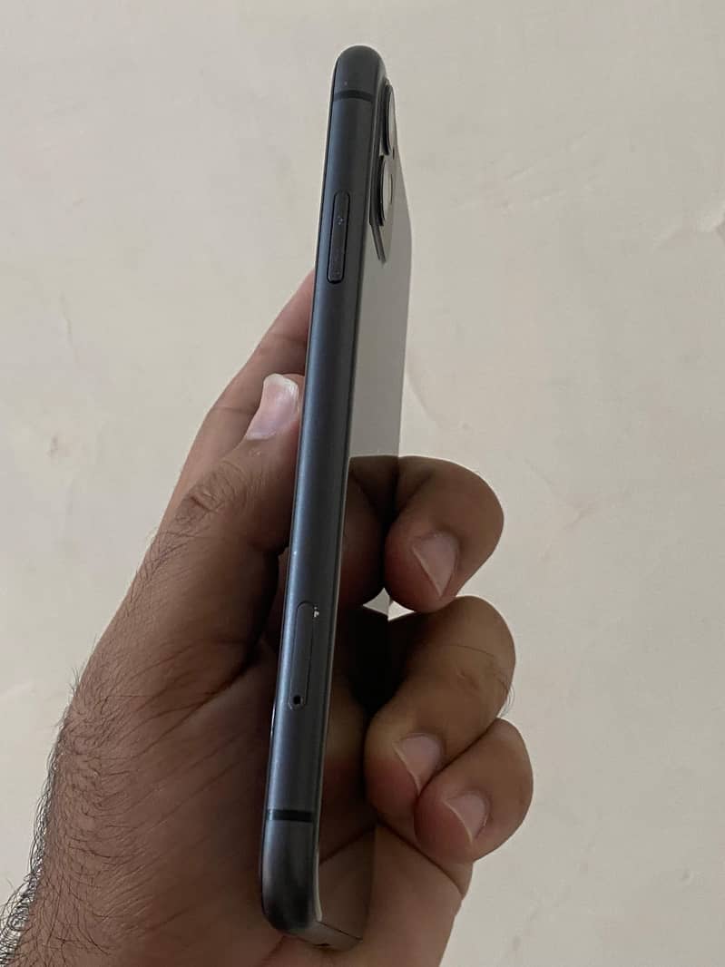 Apple iPhone 11 4