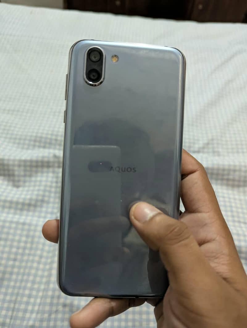 Sharp Aquos R2 4