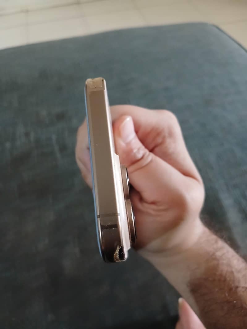 Apple iPhone 16 Pro Max 4