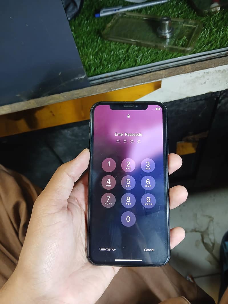 Apple iPhone Xs 1