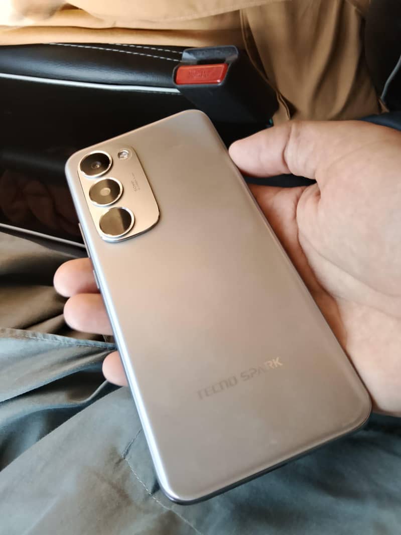 Tecno spark 40 pro plus 4
