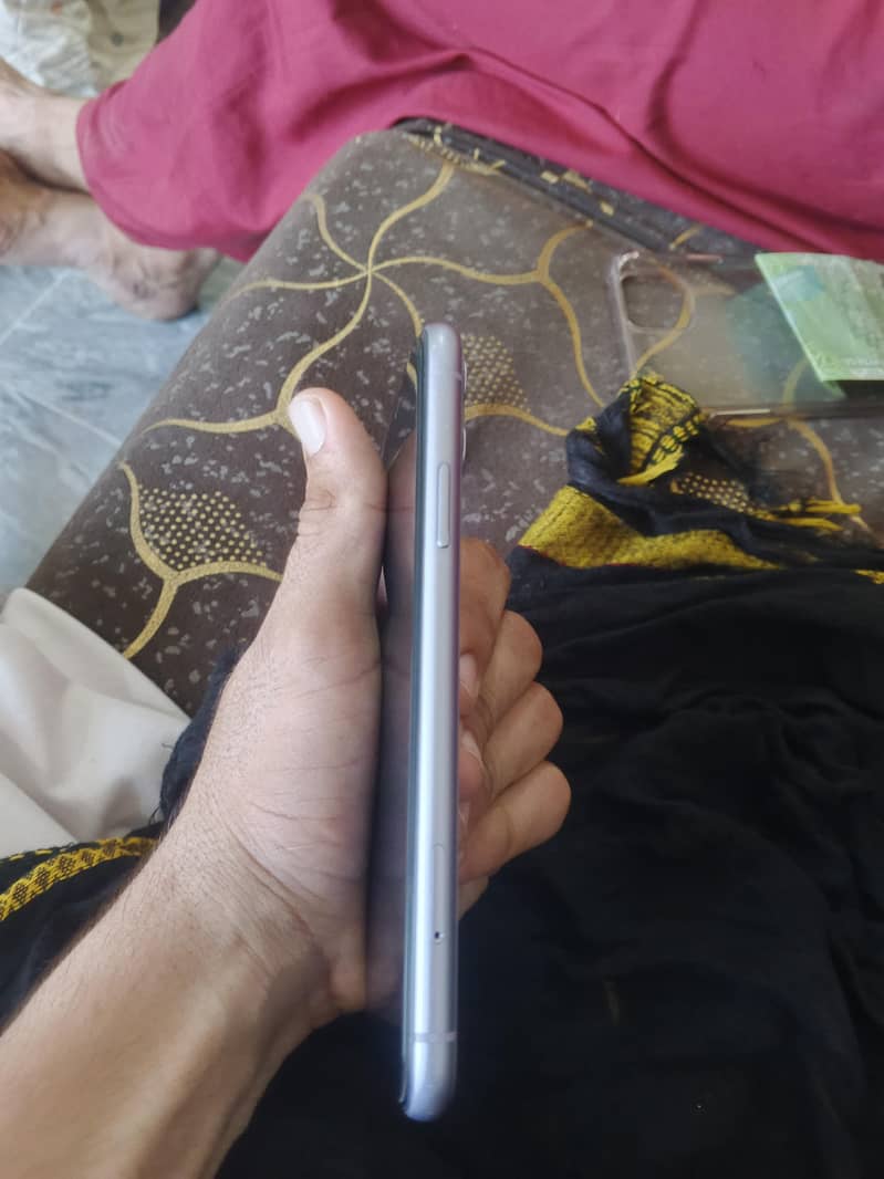 Apple iPhone 11 3