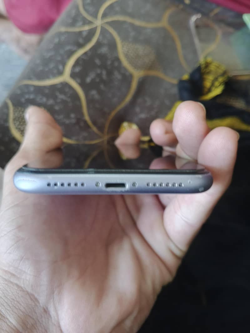 Apple iPhone 11 4