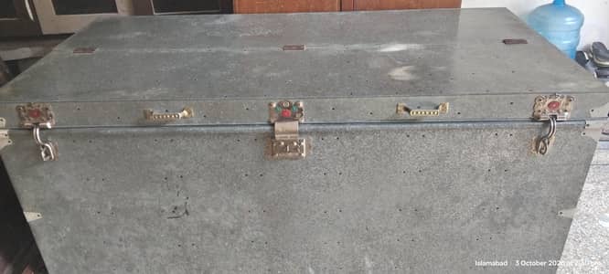 heavy steel gauge trunk in Good Condition