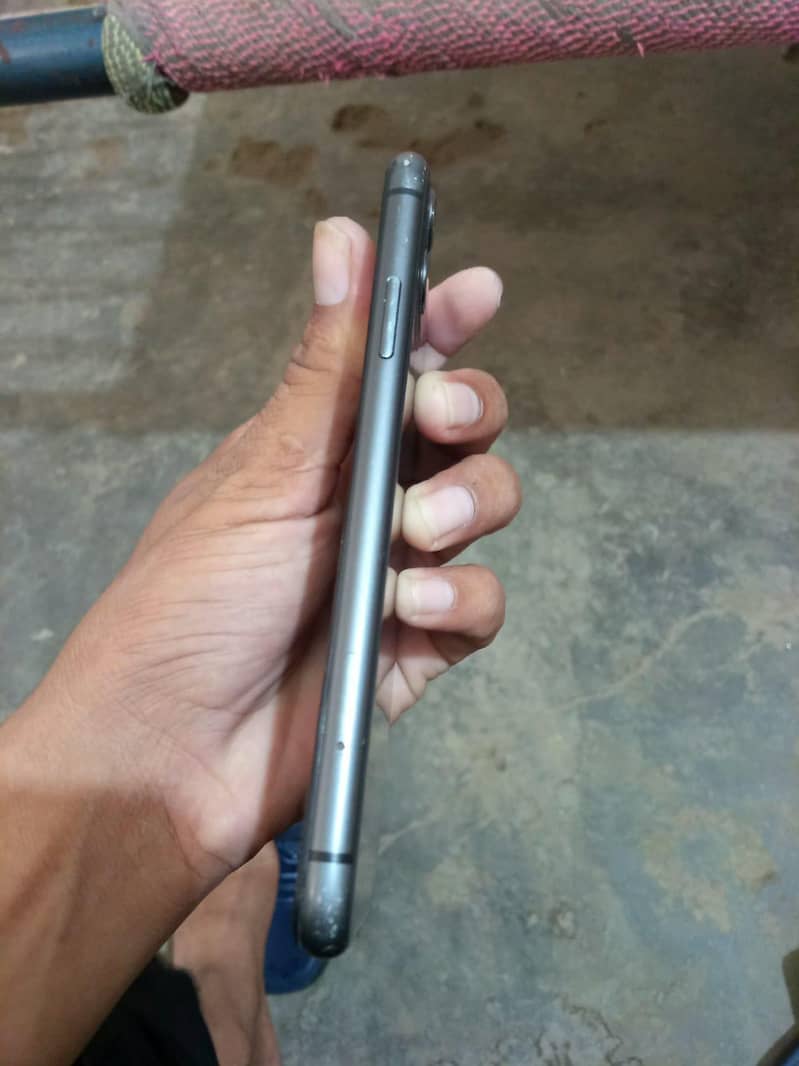 Apple iPhone 11 4