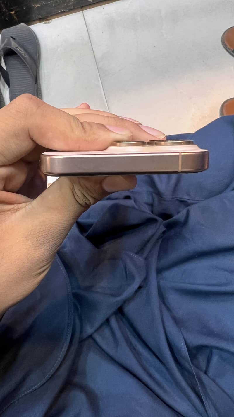 Apple iPhone 16 Pro 3