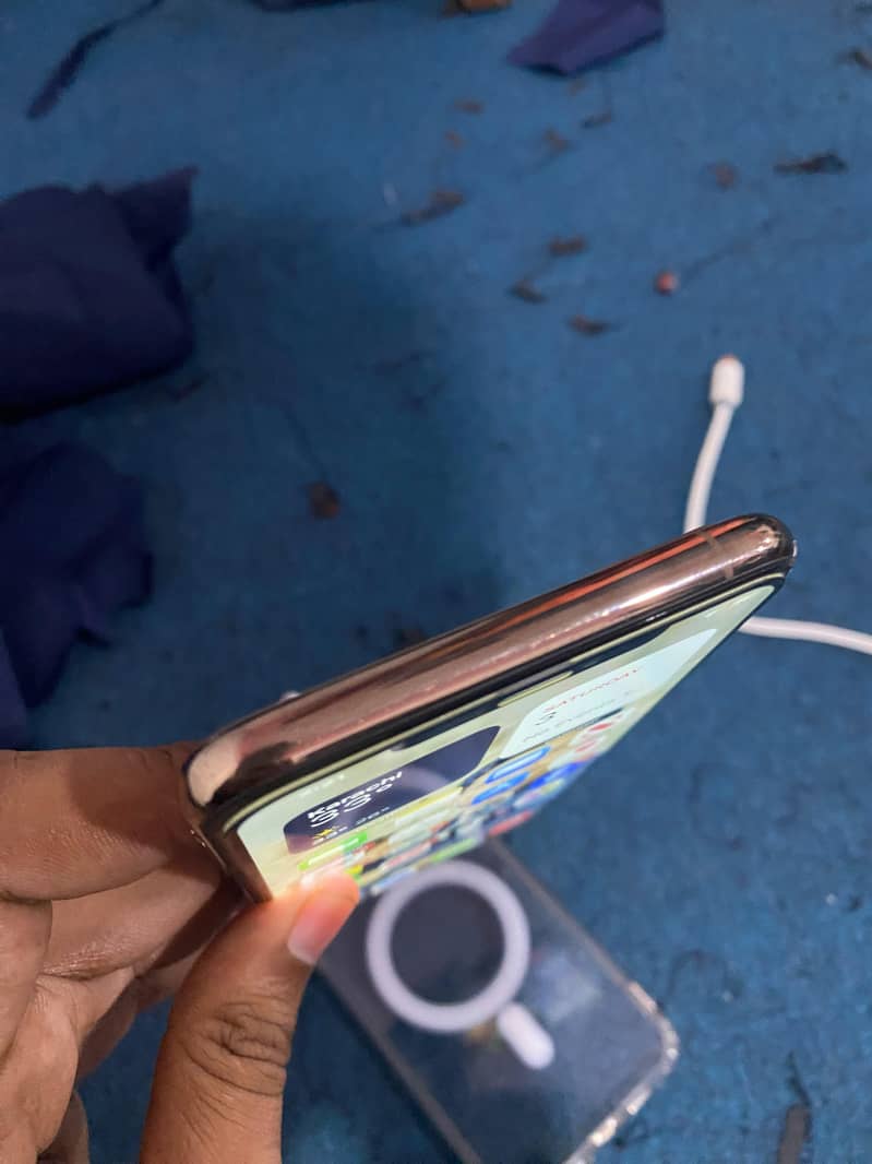 Apple iPhone 11 Pro Max 4