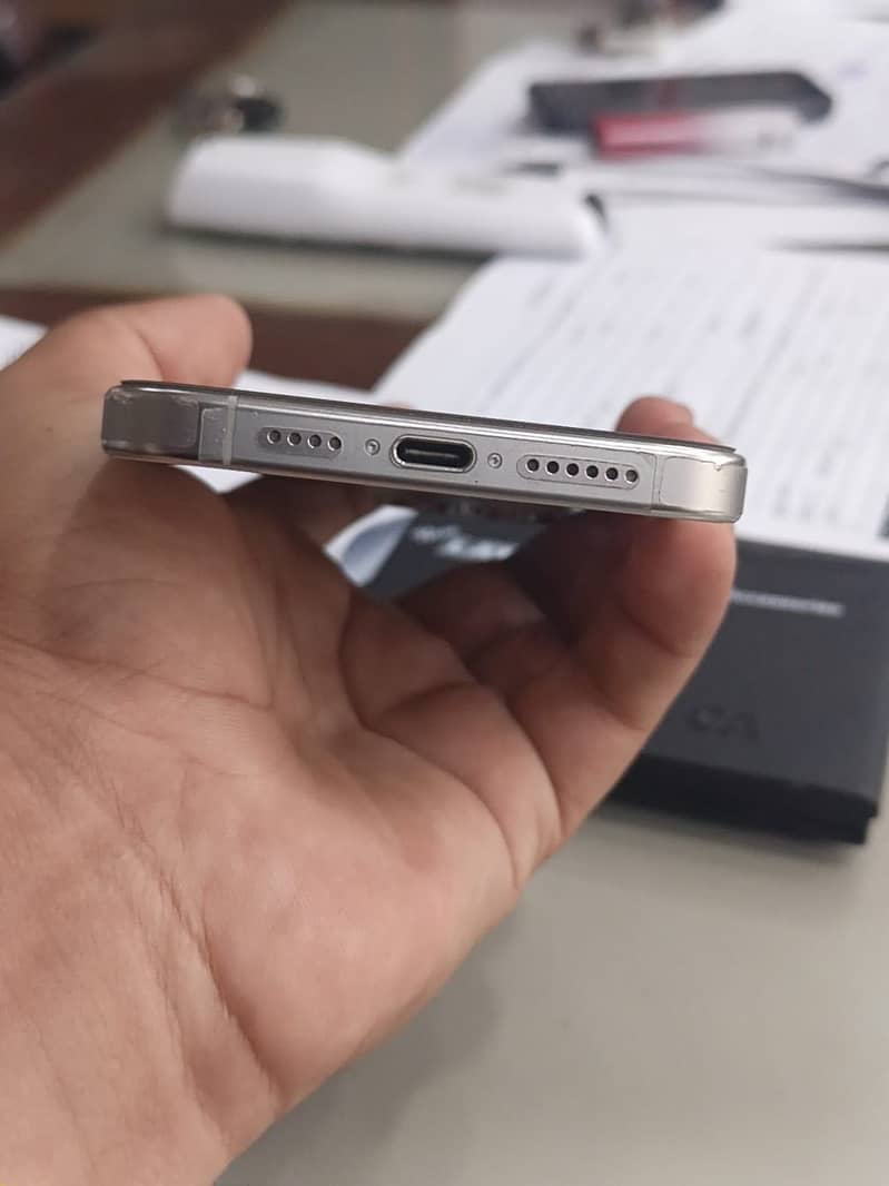 Apple iPhone 15 Pro Max 4