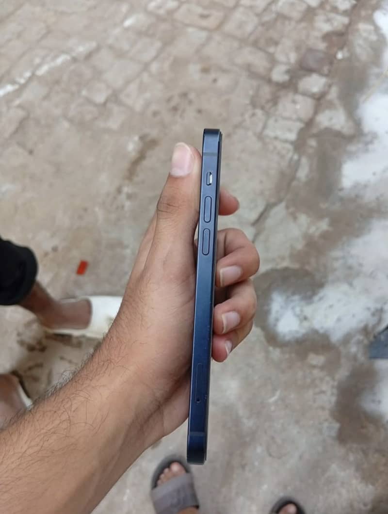 Apple iPhone 12 4