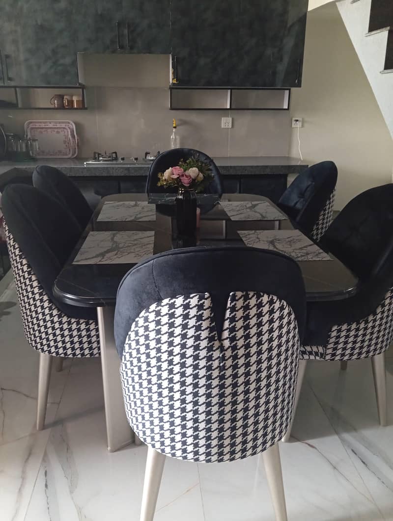 6 seater dinning table 0