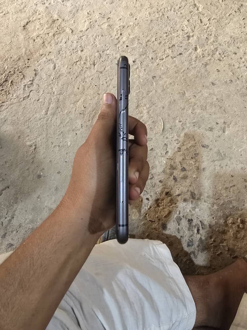 Apple iPhone 11 4