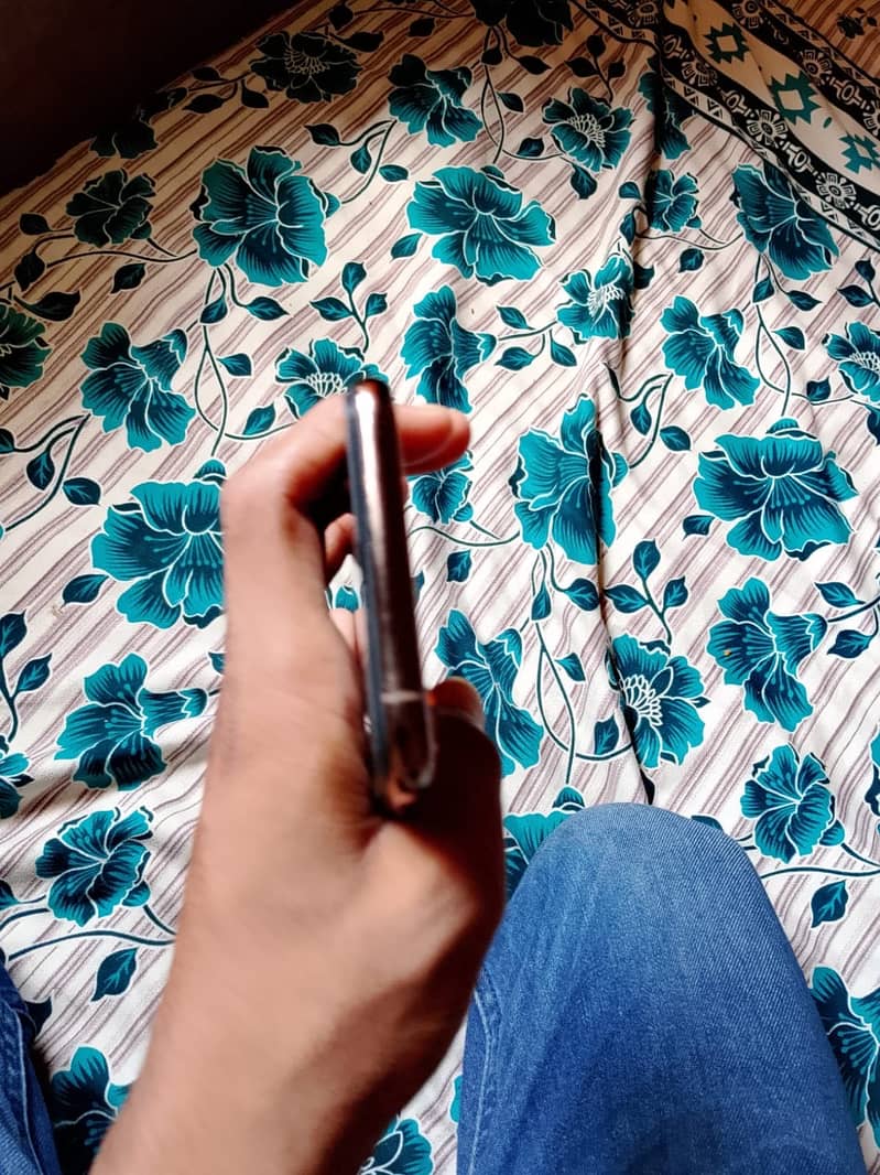 Apple iPhone XS 3