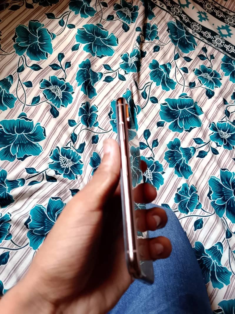 Apple iPhone XS 5