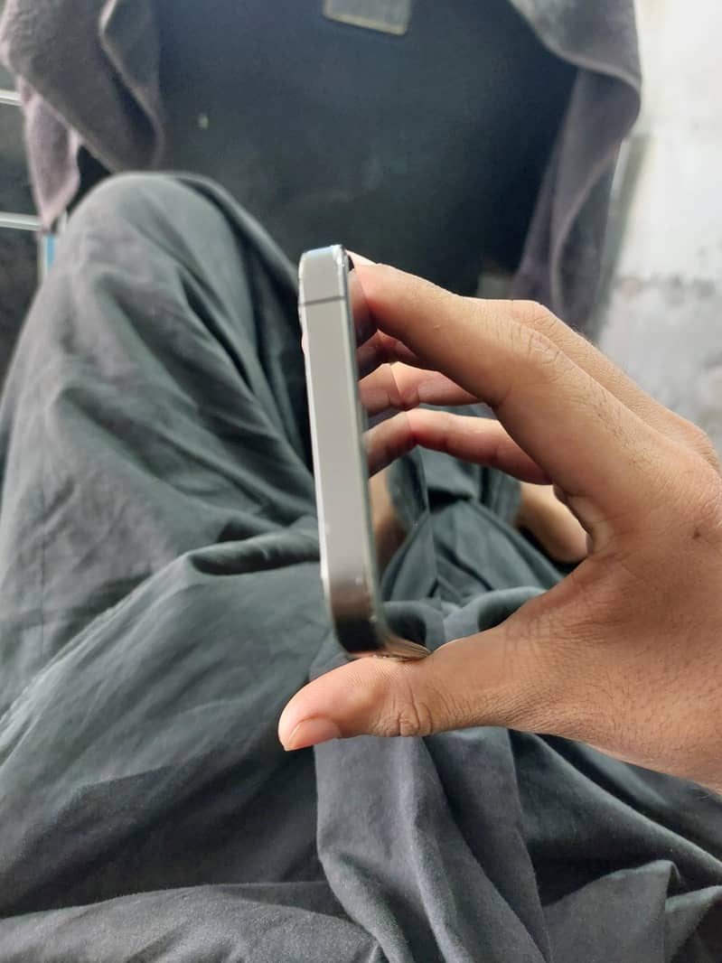 Apple iPhone 12 pro 4