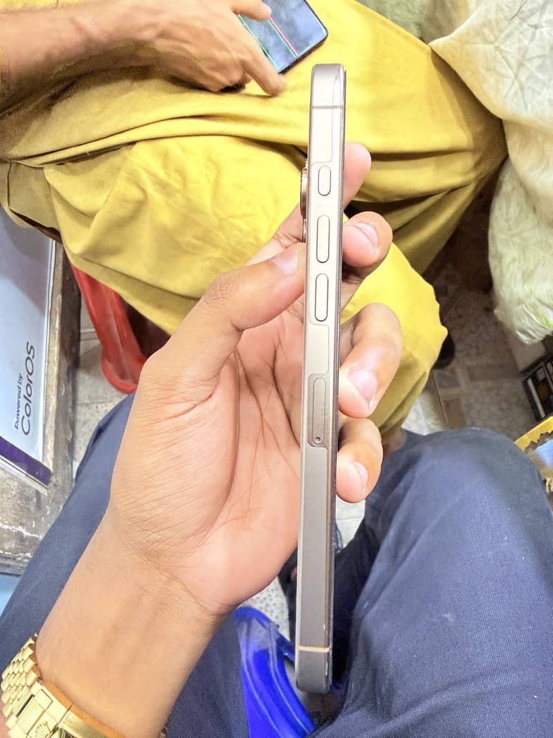Apple iPhone 16 Pro Max 4