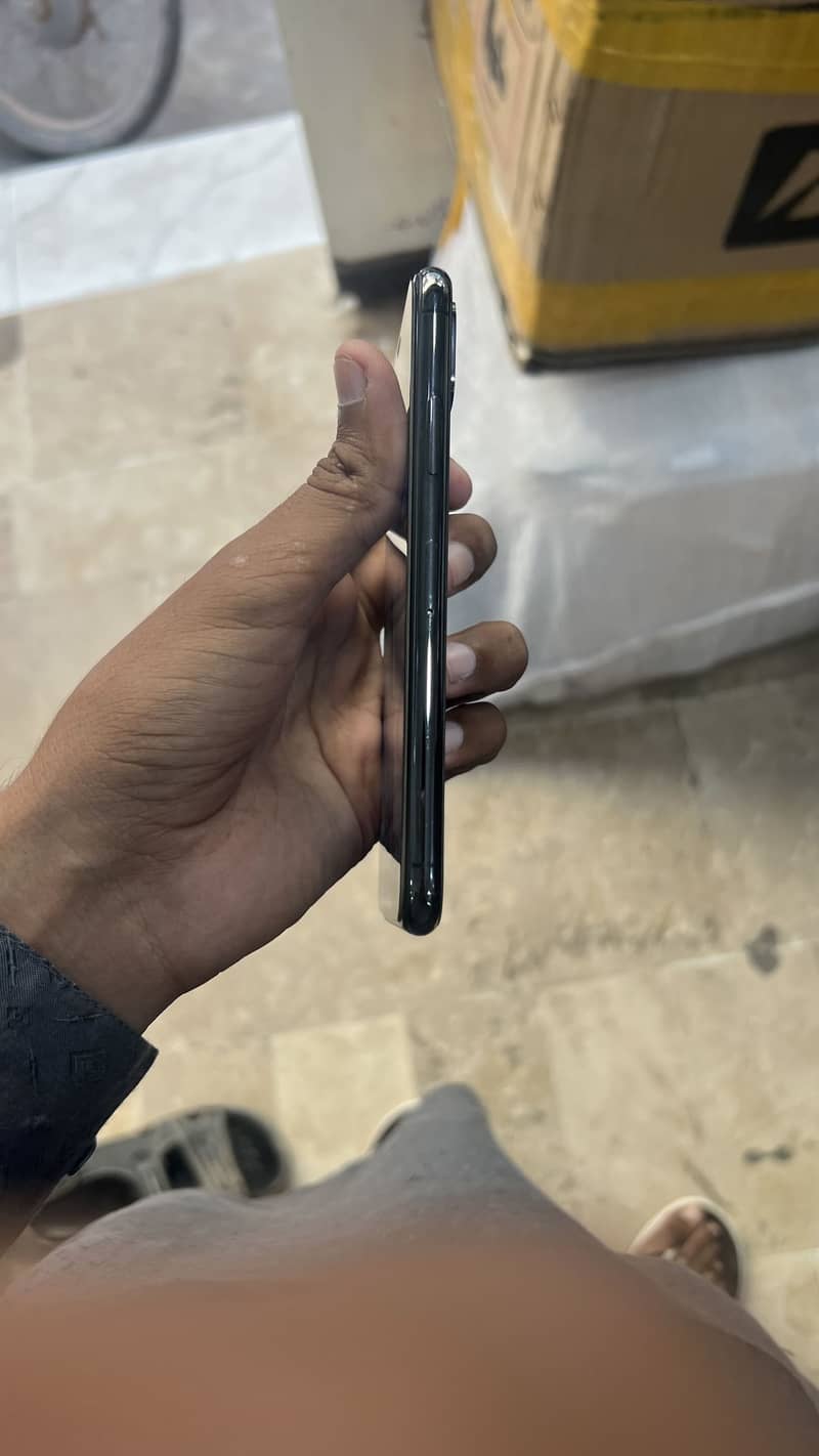Apple iPhone XS 3