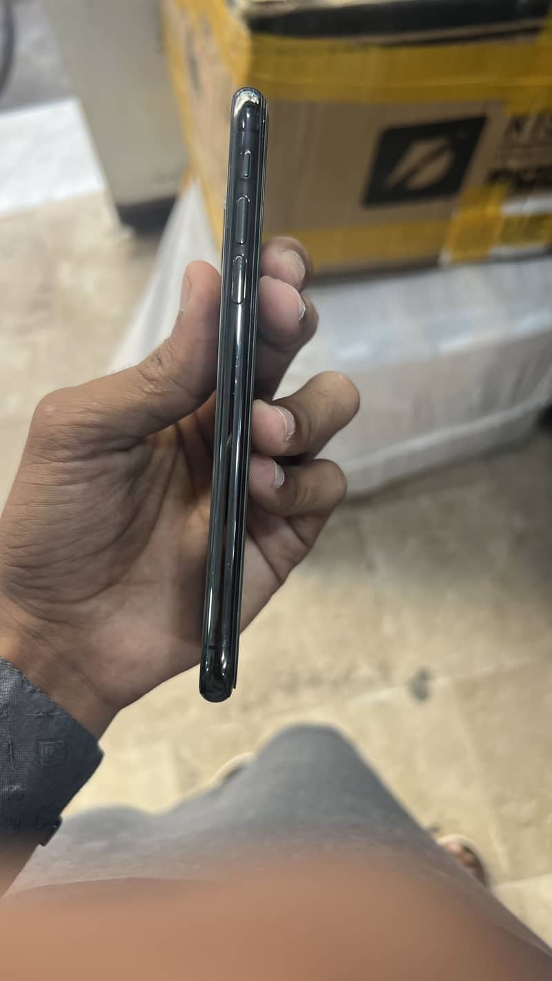 Apple iPhone XS 4
