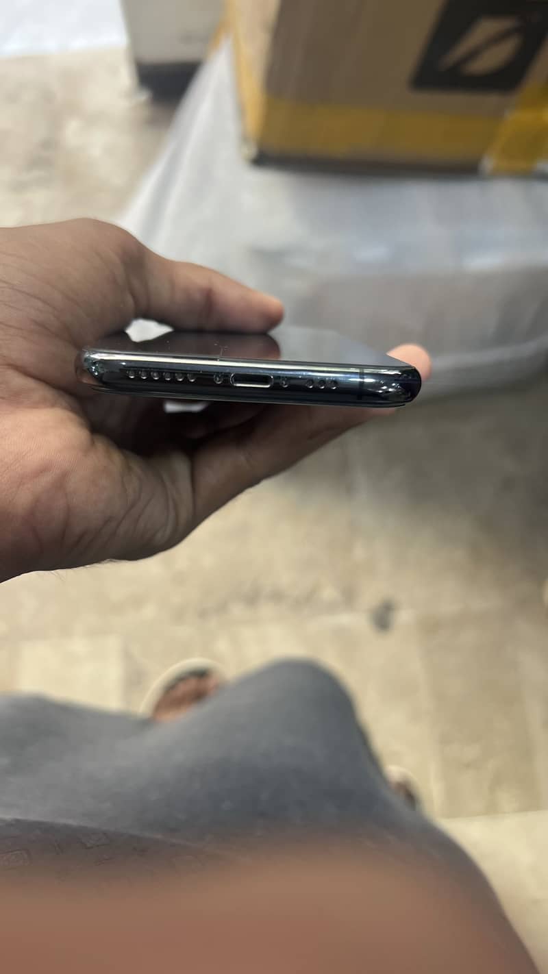 Apple iPhone XS 5