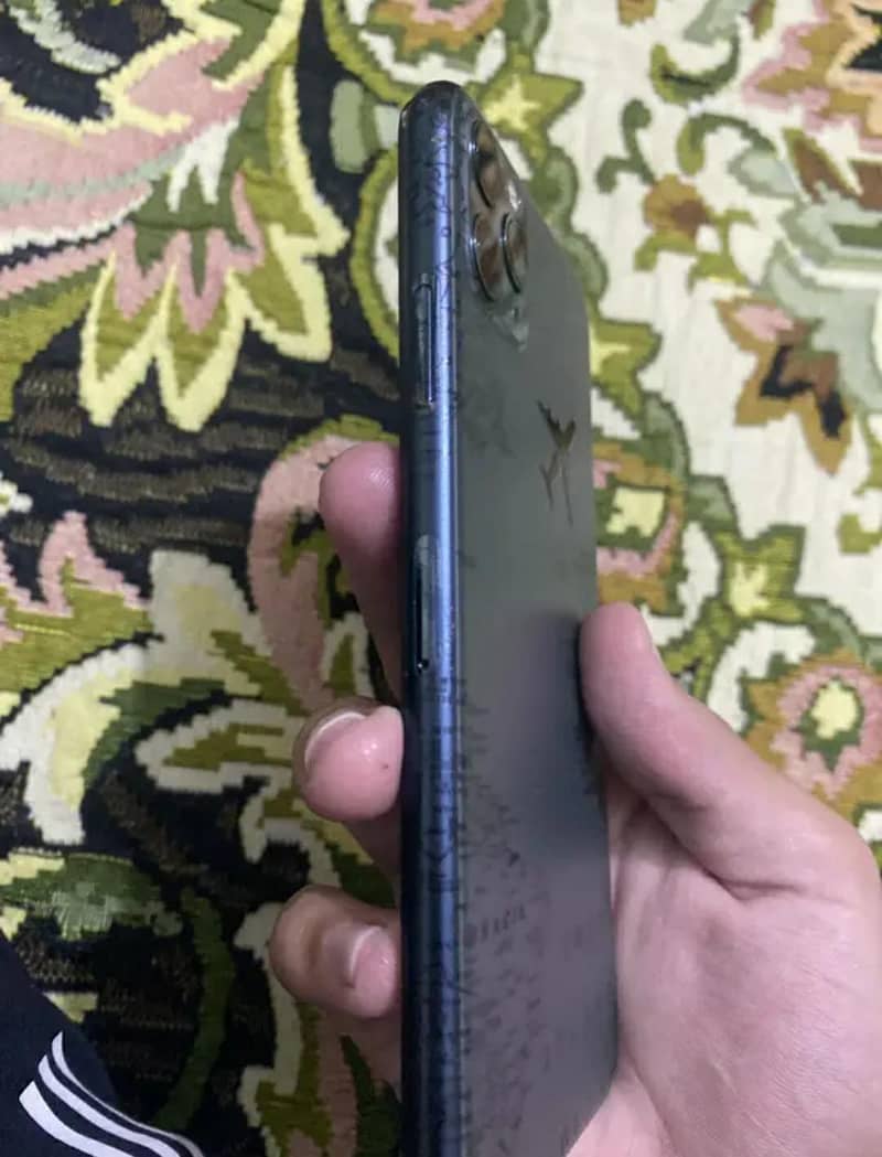 Apple iPhone 11 Pro Max 4