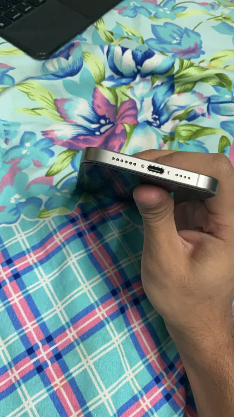 Apple iPhone 15 Pro Max 2