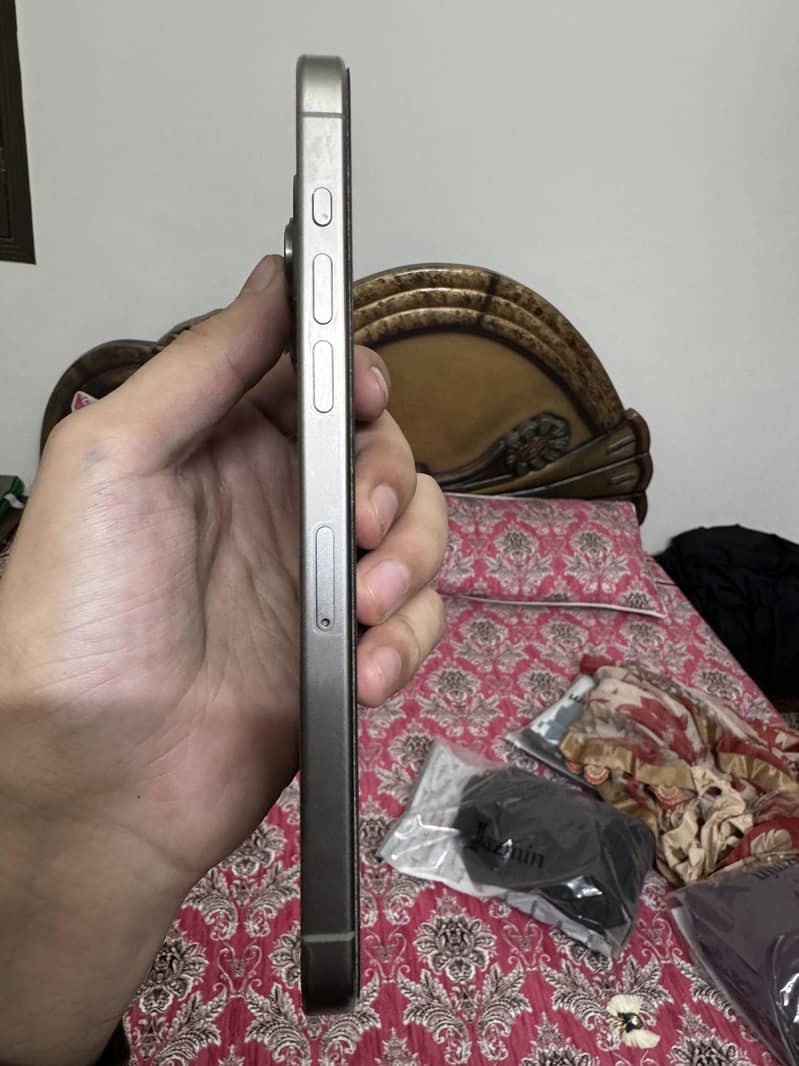 Apple iPhone 15 Pro Max 4