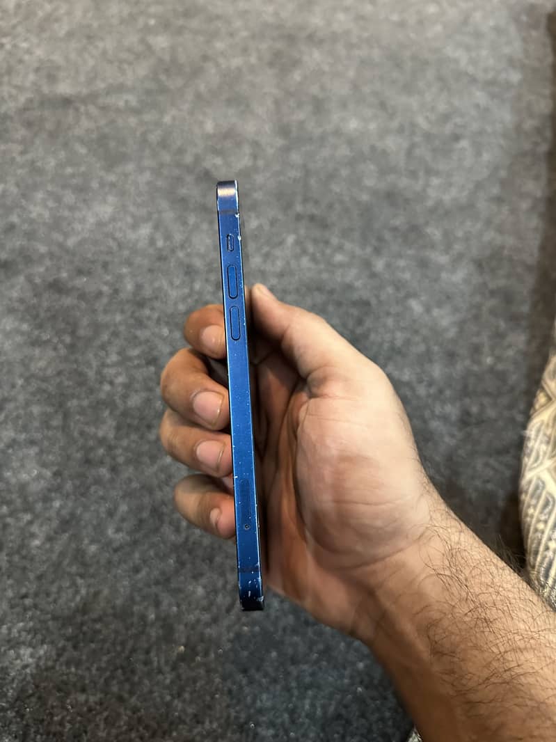 Apple iPhone 12 4