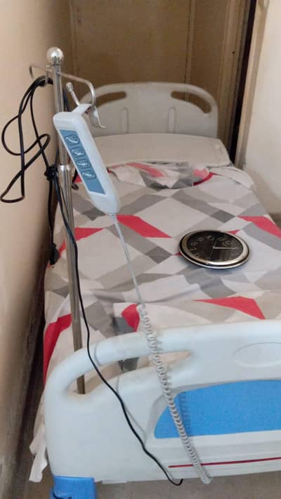 Multifunctional motorised patient care bed