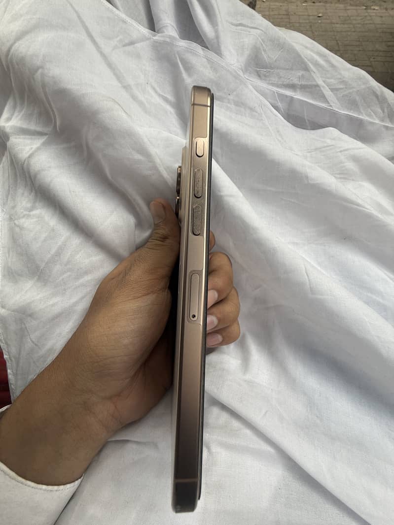 Apple iPhone 16 Pro Max 1