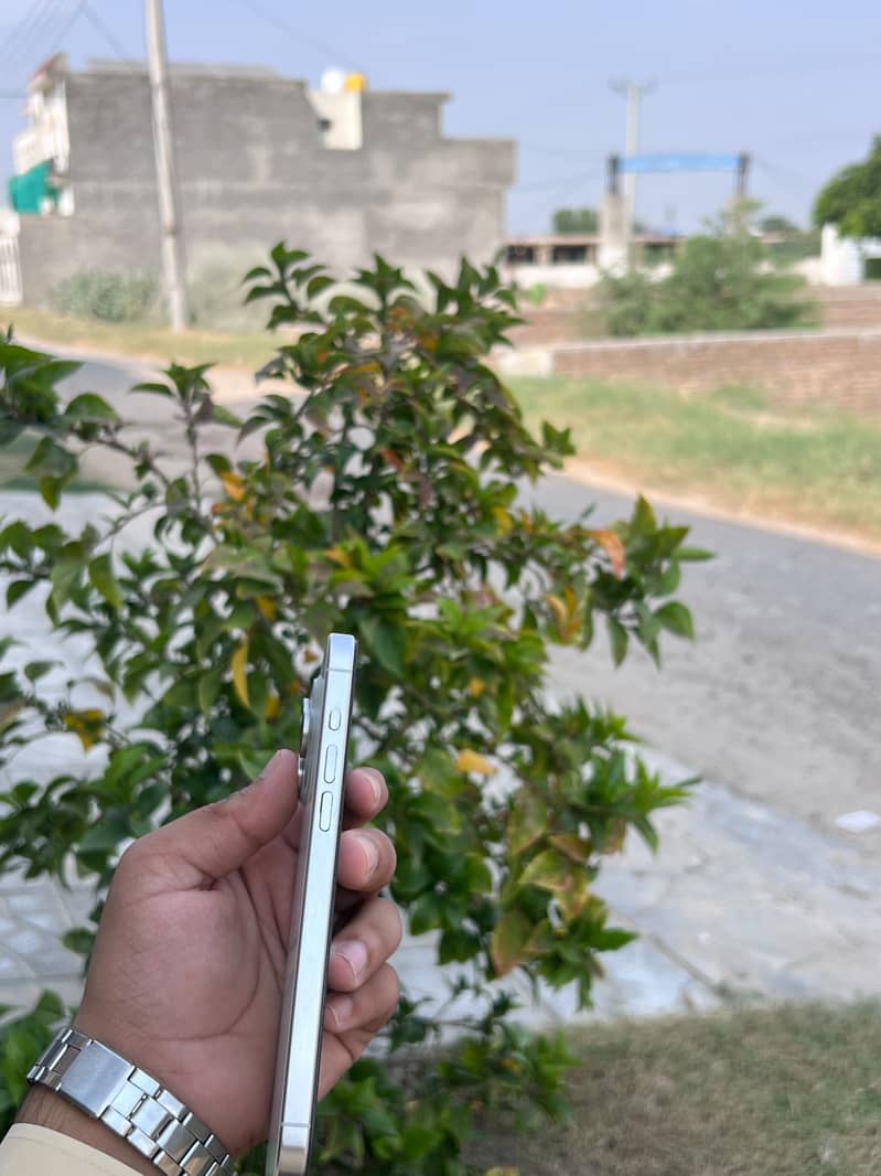 Apple iPhone 15 Pro Max 4