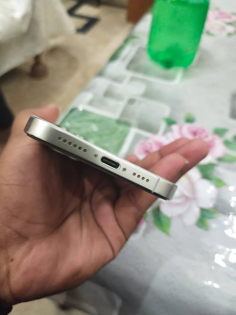 Apple iPhone 16 Pro Max 2