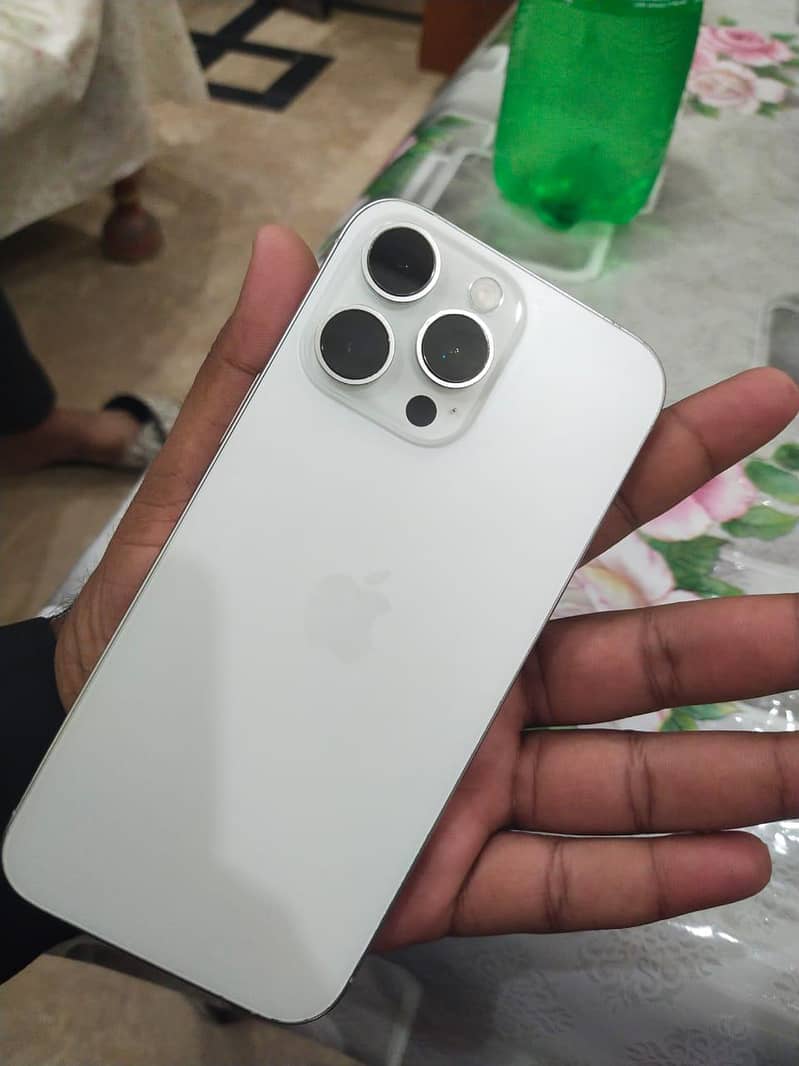 Apple iPhone 16 Pro Max 3