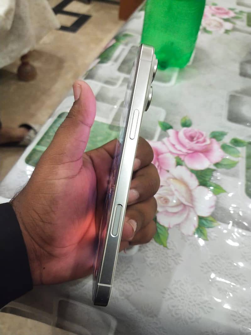 Apple iPhone 16 Pro Max 4