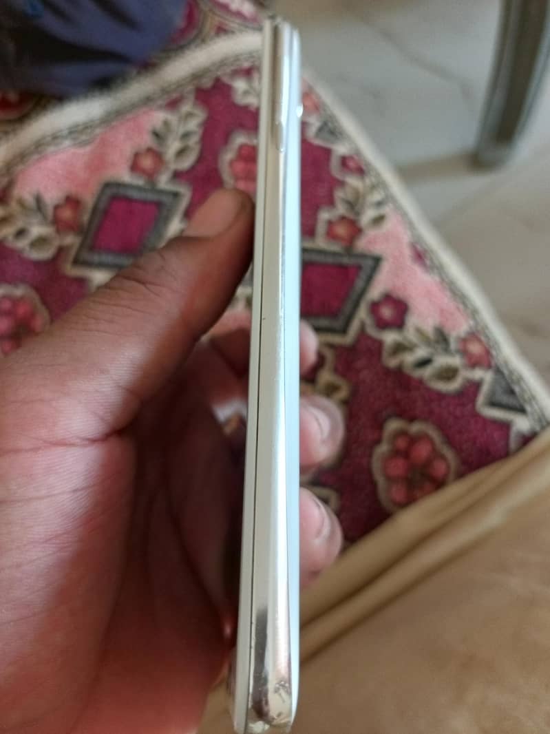 Sharp Aquos R2 4