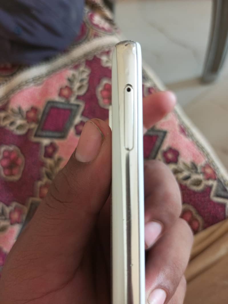 Sharp Aquos R2 7