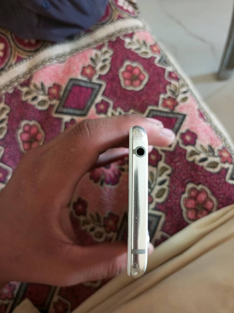 Sharp Aquos R2 8
