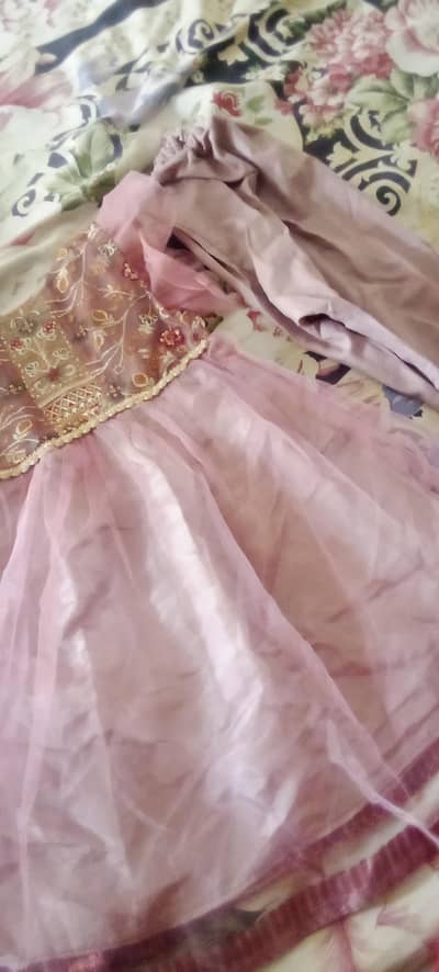 frook teen sal ki baby girl k liye or pent b 150 m