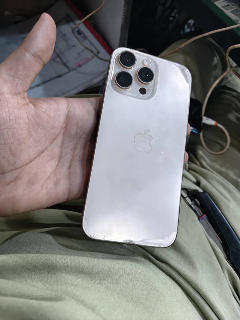 Apple iPhone 16 Pro Max 4