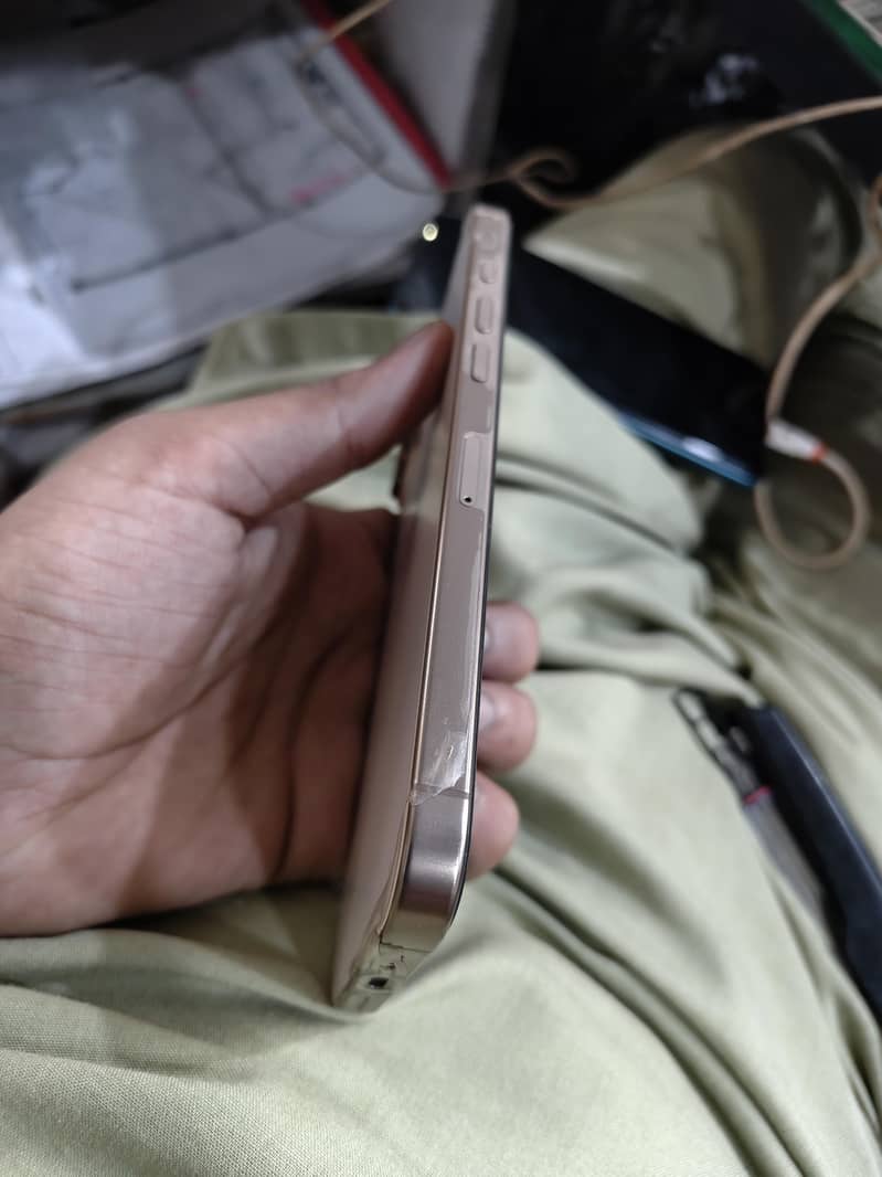 Apple iPhone 16 Pro Max 9